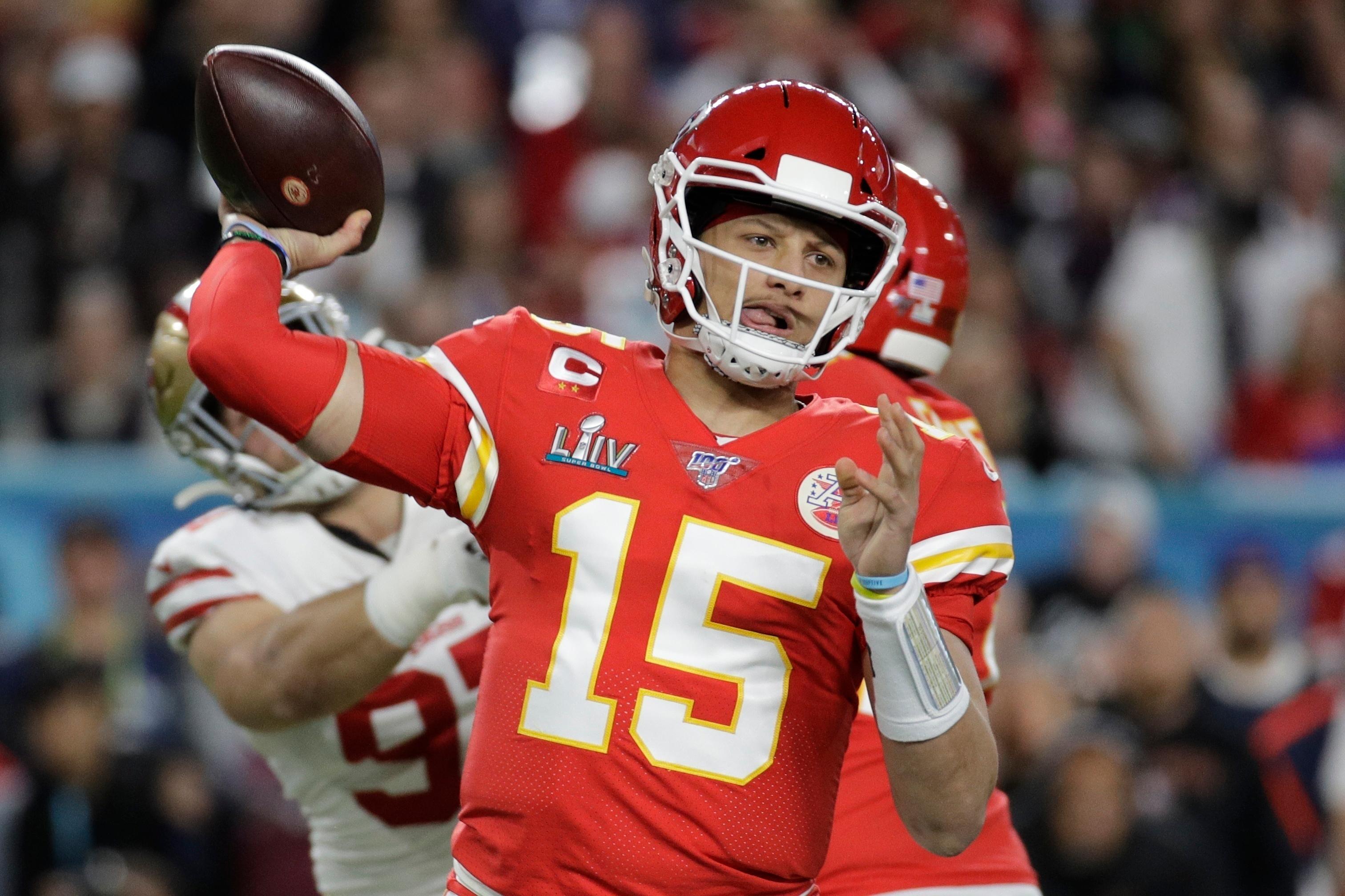 Chiefs_Mahomes_Football_19636.jpg